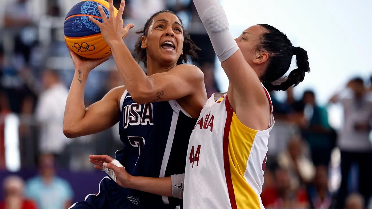 La estadounidense Cierra Burdick (i) y la espa&ntilde;ola Gracia Alonso en la La Concorde en Paris, Francia. EFE/EPA/YOAN VALAT