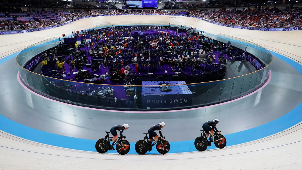 Las brit&aacute;nica Katy Marchant, Sophie Capewell y Emma Finucane en Saint-Quentin-en-Yvelines, Francia. EFE/EPA/ERIK S. LESSER