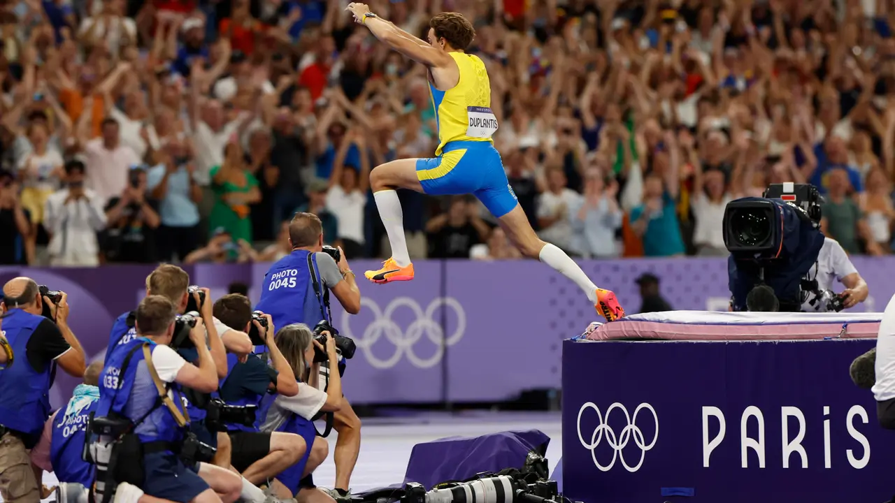 El atleta sueco Armand Duplantis compite en la final masculina de salto con p&eacute;rtiga, en los Juegos Ol&iacute;mpicos de Par&iacute;s 2024 en el Estadio de Francia, este lunes, en la capital gala. EFE/ Julio Munoz