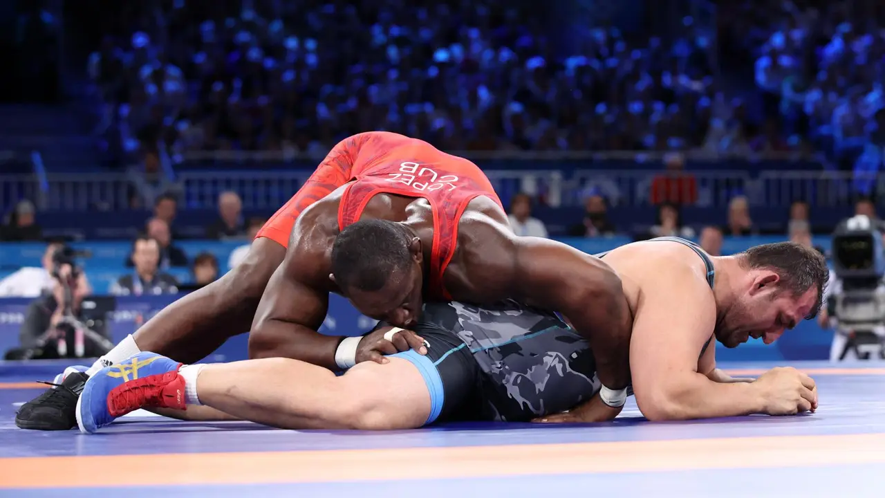 El cubano Mijain Lopez Nunez (rojo) y el azebayano Sabah Saleh Shariati en pleno combate en los Campos de Marte en Par&iacute;s, Francia. Champs-de-Mars Arena in Paris, France, 05 August 2024. (Azerbaiy&aacute;n, Francia) EFE/EPA/YAHYA ARHAB