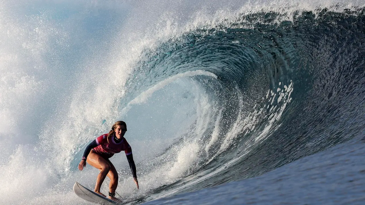 La surfista estadounidense Caroline Marks en acci&oacute;n durante los Juegos Ol&iacute;mpicos Par&iacute;s 2024 en Teahupo'o, Tahiti (Francia). EFE/FAZRY ISMAIL