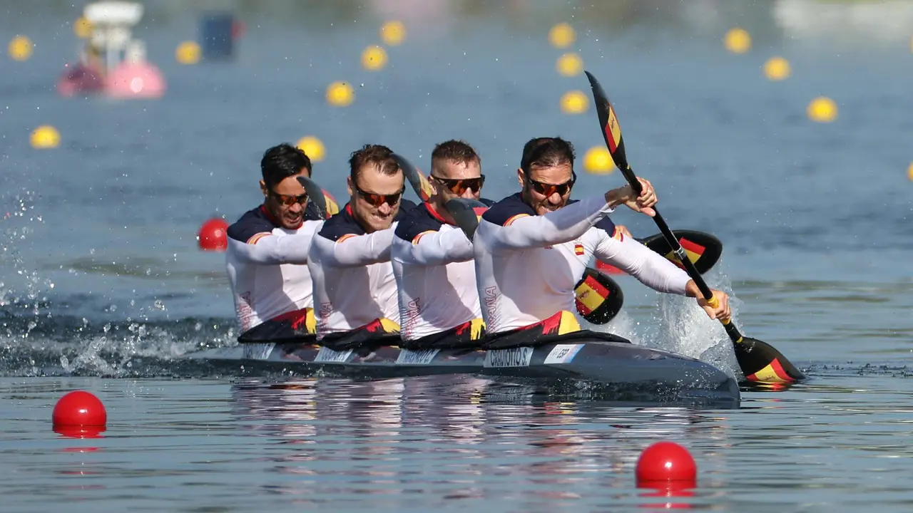 (D-I) El K-4 espa&ntilde;ol, formado por Sa&uacute;l Craviotto, Carlos Ar&eacute;valo, Marcus Cooper y Rodrigo Germade, durante su participaci&oacute;n en las eliminatorias de 500 m, en los Juegos Ol&iacute;mpicos de Par&iacute;s 2024. EFE/EPA/ALI HAIDER