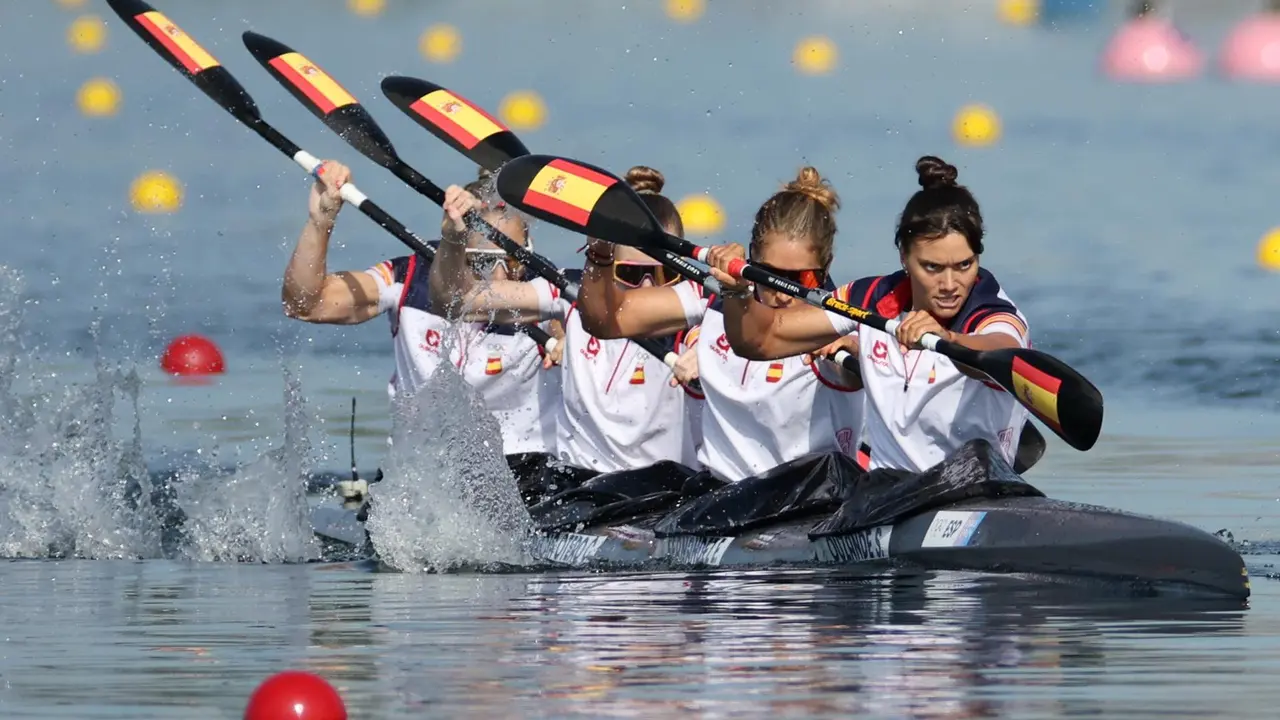 El K-4 femenino espa&ntilde;ol formado por (D-I) Sara Ouzande, Estefania Fern&aacute;ndez, Carolina Garc&iacute;a Otero y Teresa Portela, durante su participaci&oacute;n en las eliminatorias de 500 m de los Juegos Ol&iacute;mpicos de Par&iacute;s 2024. EFE/EPA/ALI HAIDER