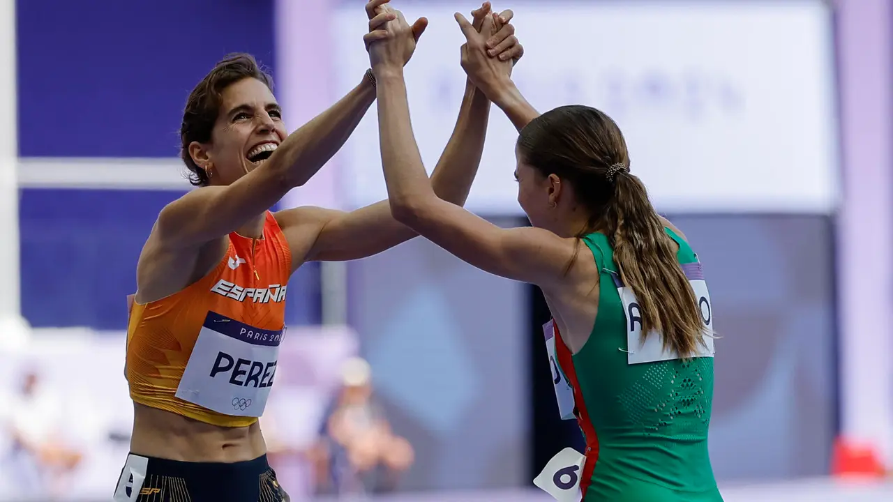 La atleta espa&ntilde;ola Marta P&eacute;rez (i) celebra con la portuguesa Salom&eacute; Afonso (d), tras acabar sexta y quinta, respectivamente, en su manga clasificatoria de los 1500m femeninos en los Juegos Ol&iacute;mpicos Par&iacute;s 2024 gala. EFE/Miguel To&ntilde;a