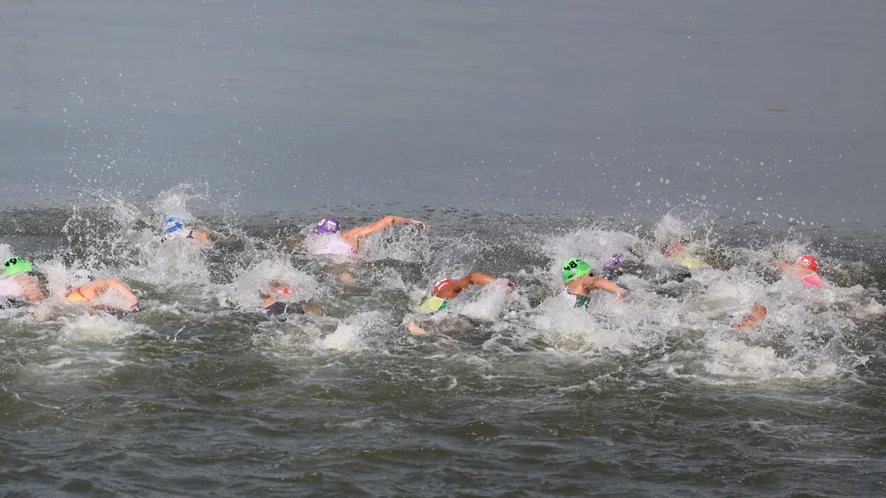Un grupo de triatletas nadan el primer segmento del triatl&oacute;n masculino, que se disput&oacute; en el Sena, donde tambi&eacute;n se realizar&aacute;n las pruebas de aguas abiertas de los Juegos Ol&iacute;mpicos de Par&iacute;s 2024. EFE/ Miguel Guti&eacute;rrez