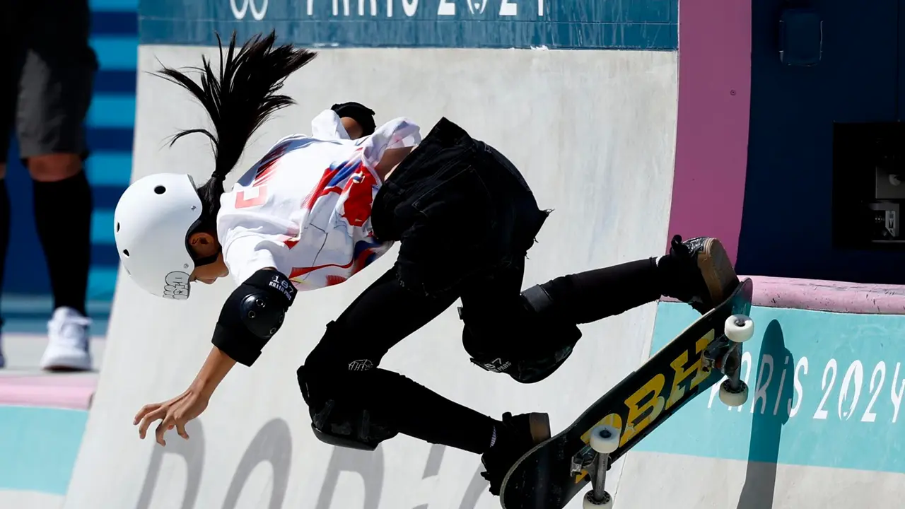 La china Haohao Zheng, de 11 a&ntilde;os y la m&aacute;s joven de los Juegos de Par&iacute;s y una de las m&aacute;s precoces de la historia ol&iacute;mpica, debuta este martes en la prueba de skateboarding, modalidad park, en la ronda clasificatoria. EFE/EPA/YOAN VALAT