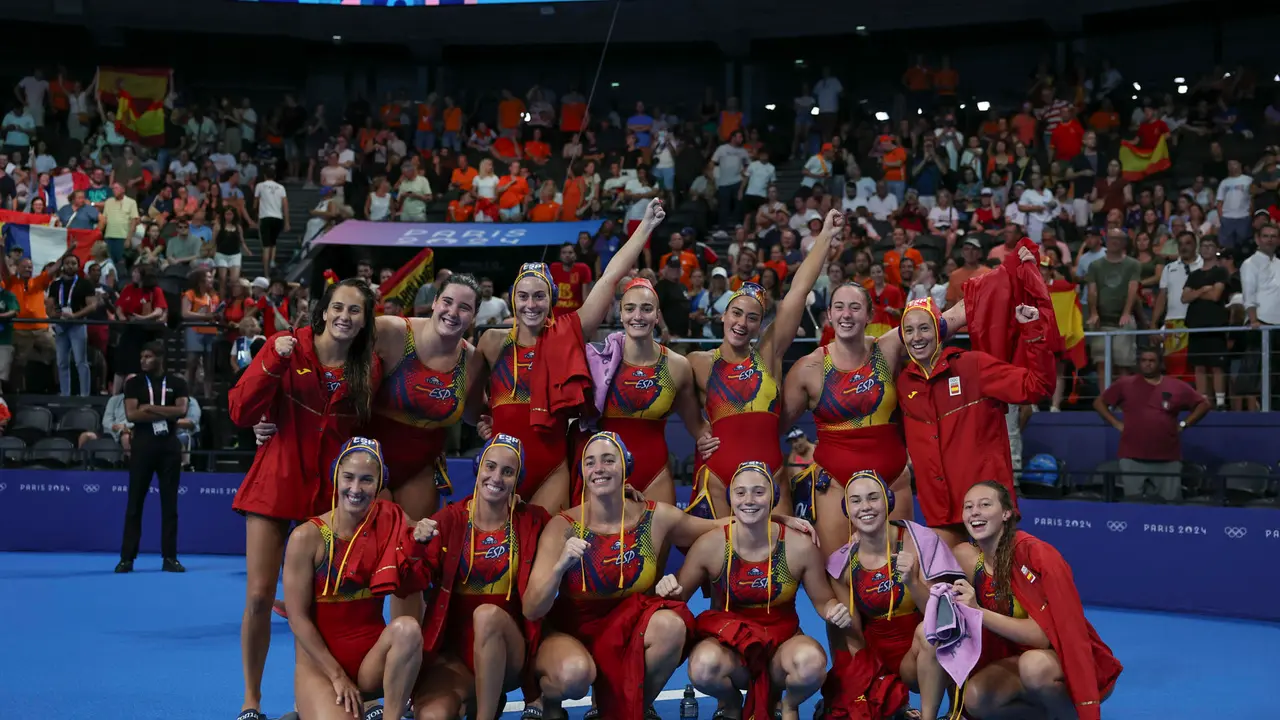 Jugadoras de la selecci&oacute;n de waterpolo celebran su victoria ante Canad&aacute; al finalizar el partido de cuartos de final de waterpolo en los Juegos Ol&iacute;mpicos Par&iacute;s 2024. EFE/ Sashenka Guti&eacute;rrez