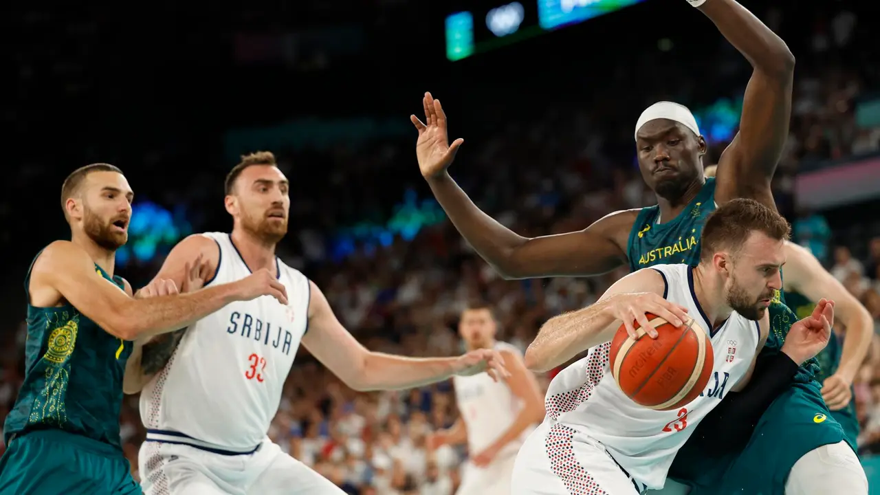 El serbio Marko Guduric (d) en acci&oacute;n ante el australiano Duop Reath durante el partido de cuartos de final que han jugado Australia y Serbia en el Bercy Arena en Par&iacute;s. EFE/EPA/CAROLINE BREHMAN