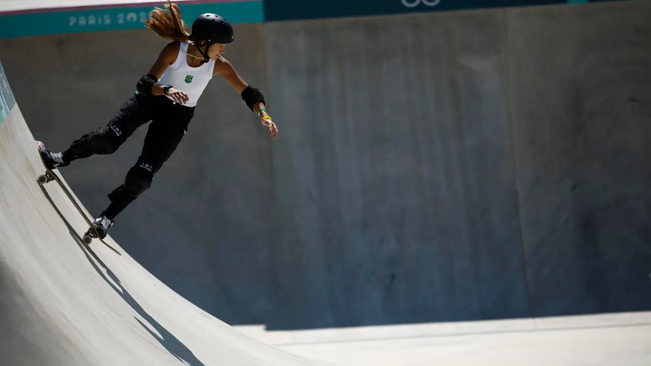La skater brasile&ntilde;a Dora Varella en La Concorde en Paris, Francia. EFE/EPA/YOAN VALAT