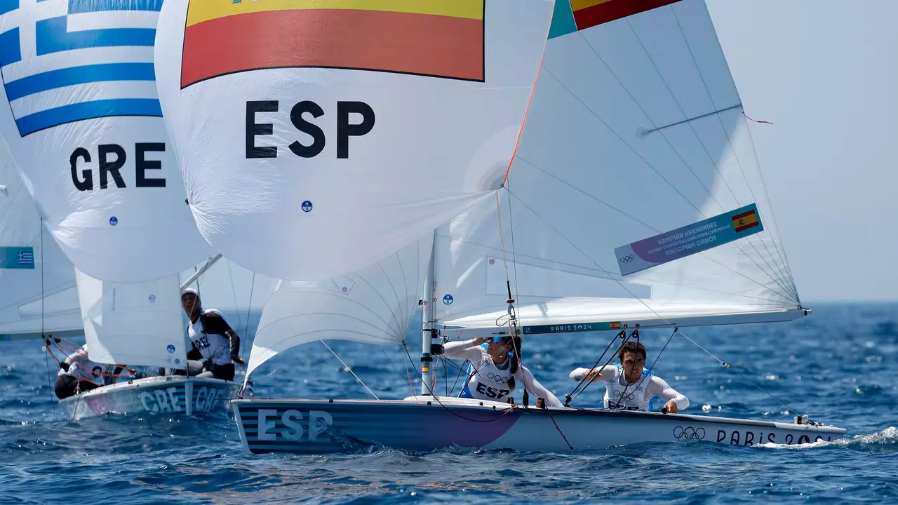 Jordi Xammar y Nora Brugman en la clase 470 mixto en aguas de Marsella, Francia. EFE/EPA/SEBASTIEN NOGIER