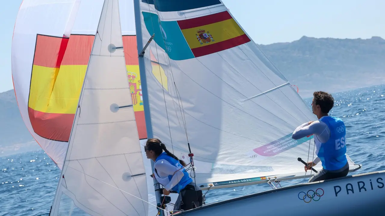 Nora Brugman y Jordi Xammar Hernandez compiten en las clase 470 en aguas de Marsella, Francia. EFE/EPA/OLIVIER HOSLET