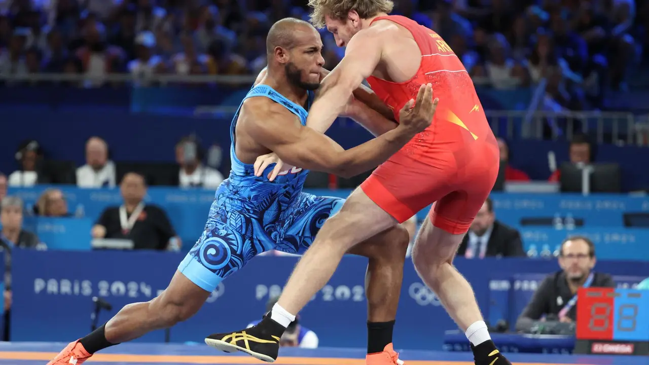 El armenio Artur Aleksanyan (rojo) en acci&oacute;n ante el cubano Gabriel Alejandro Rosillo Kindelanen el South Paris Arena en Paris, Francia. EFE/EPA/YAHYA ARHAB