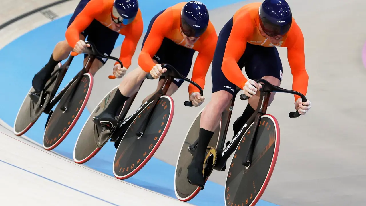 Los neerlandeses Roy van den Berg, Harrie Lavreysen y Jeffrey Hoogland en la prueba de velocidad por equipos en Saint-Quentin-en-Yvelines Velodrome en Saint-Quentin-en-Yvelines Francia. EFE/EPA/ERIK S. LESSER
