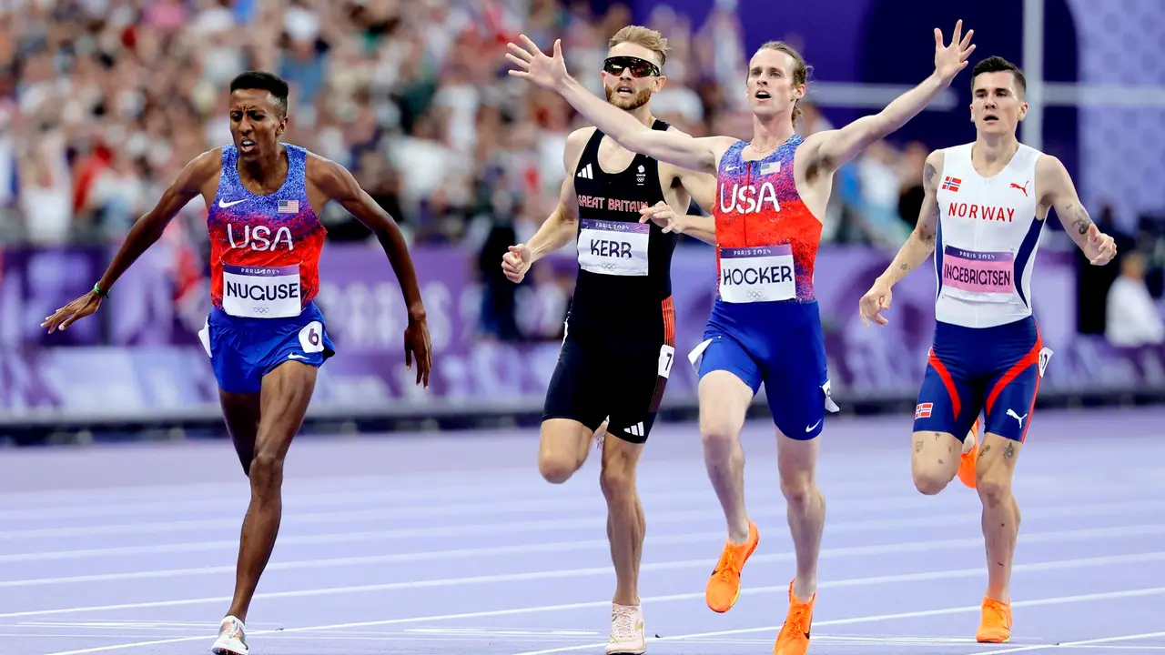 El estadounidense Cole Hocker celebra su victoria en Saint Denis, Francia. EFE/EPA/RONALD WITTEK
