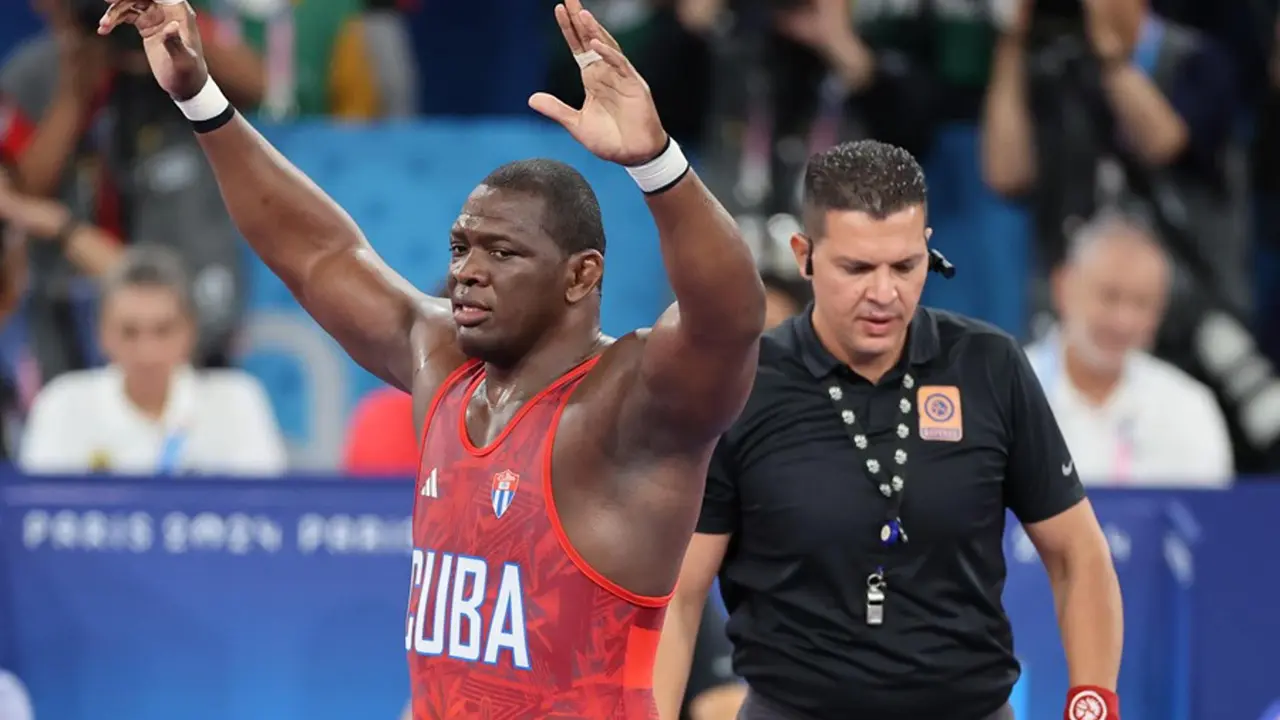 El luchador cubano Mijain L&oacute;pez celebra la victoria ante el luchador chileno Yasmani Acosta en la final de Lucha Grecorromana de los Juegos Ol&iacute;mpicos Par&iacute;s 2024. EFE/ Miguel Guti&eacute;rrez