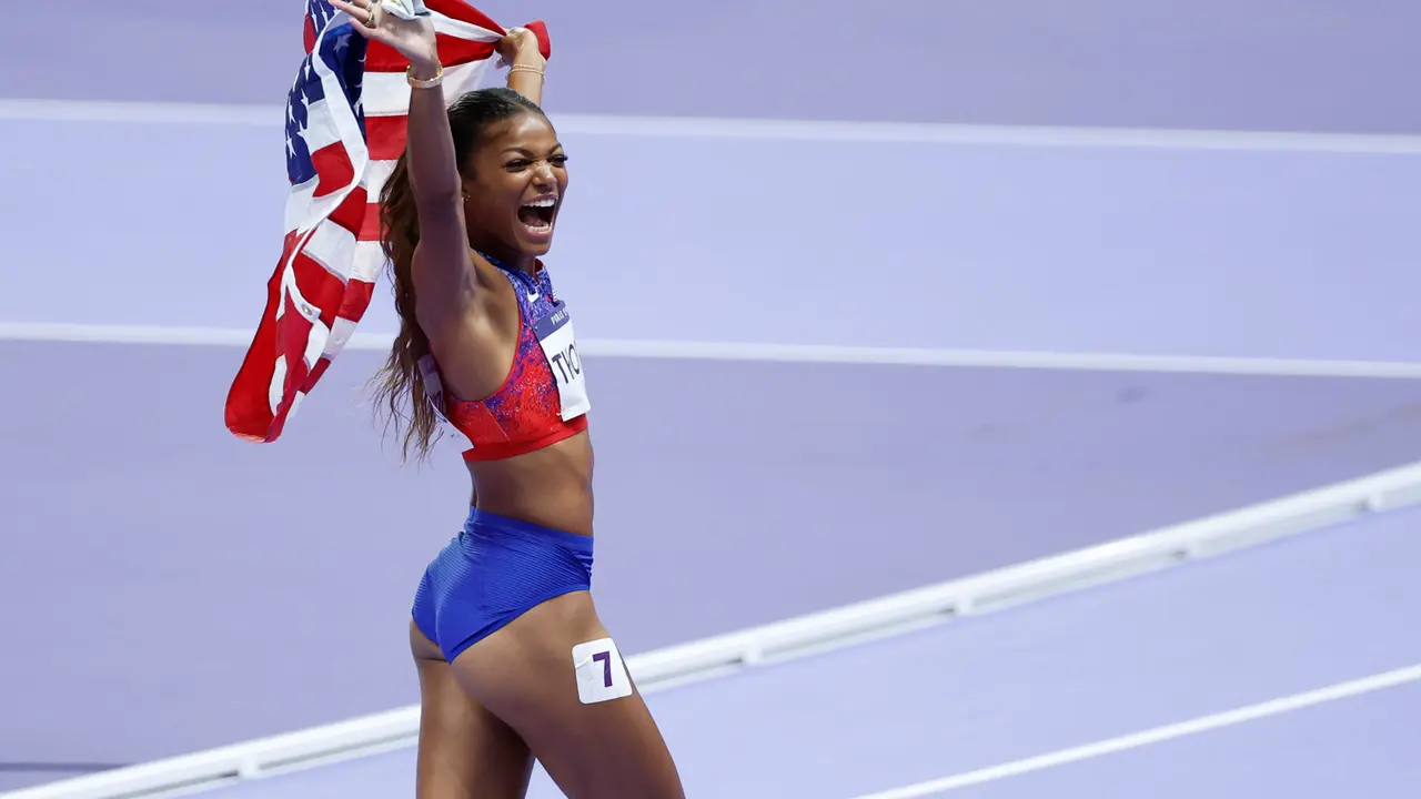 La atleta estadounidense Gabrielle Thomas celebra la medalla de oro en la final femenina de 200m parte del Atletismo de los Juegos Ol&iacute;mpicos Par&iacute;s 2024 este martes, en la capital gala. EFE/ Juanjo Mart&iacute;n