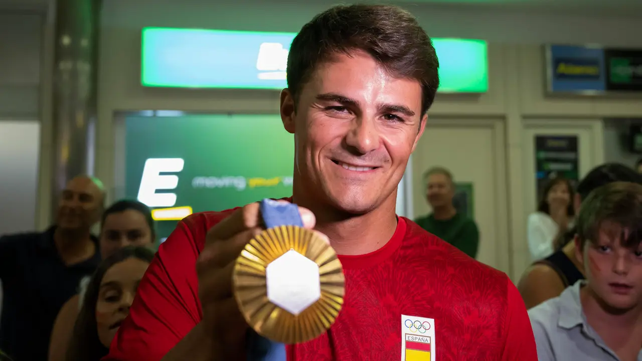 El campe&oacute;n ol&iacute;mpico de vela en los juegos de Paris 2024, Diego Bot&iacute;n, a su llegada este martes al aeropuerto Seve Ballesteros de Santander. EFE/ Pedro Puente Hoyos