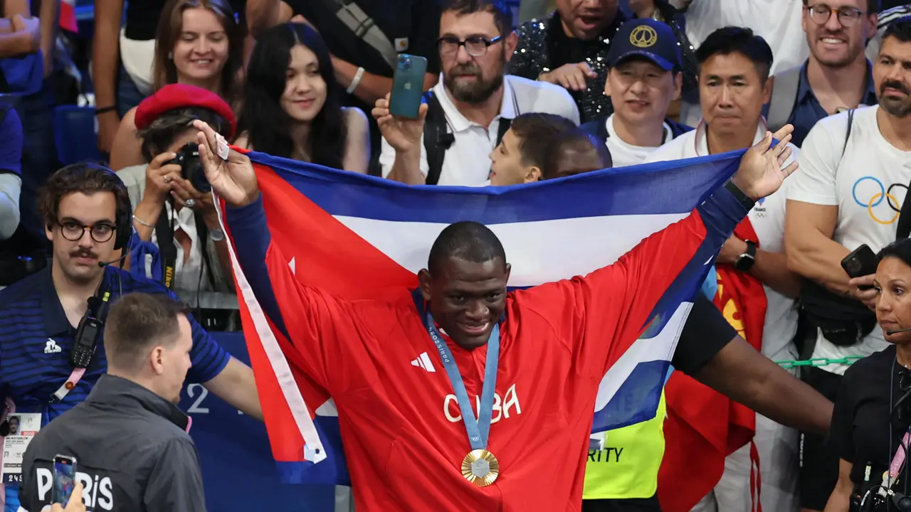 El luchador cubano Mijain L&oacute;pez celebra con la medalla de oro en la final de Lucha Grecorromana, 130 kg masculino, de los Juegos Ol&iacute;mpicos Par&iacute;s 2024, en la capital gala. EFE/ Miguel Guti&eacute;rrez