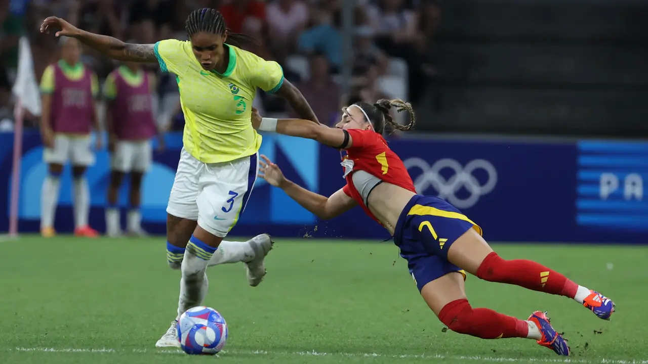 La defensa brasilera Tarciane (i) disputa un bal&oacute;n ante la delantera Athenea del Castillo de Espa&ntilde;a durante la semifinal femenina de F&uacute;tbol, entre Brasil y Espa&ntilde;a en el marco de los Juegos Ol&iacute;mpicos Par&iacute;s 2024, este martes, en Marsella, Francia. EFE/Kiko Huesca