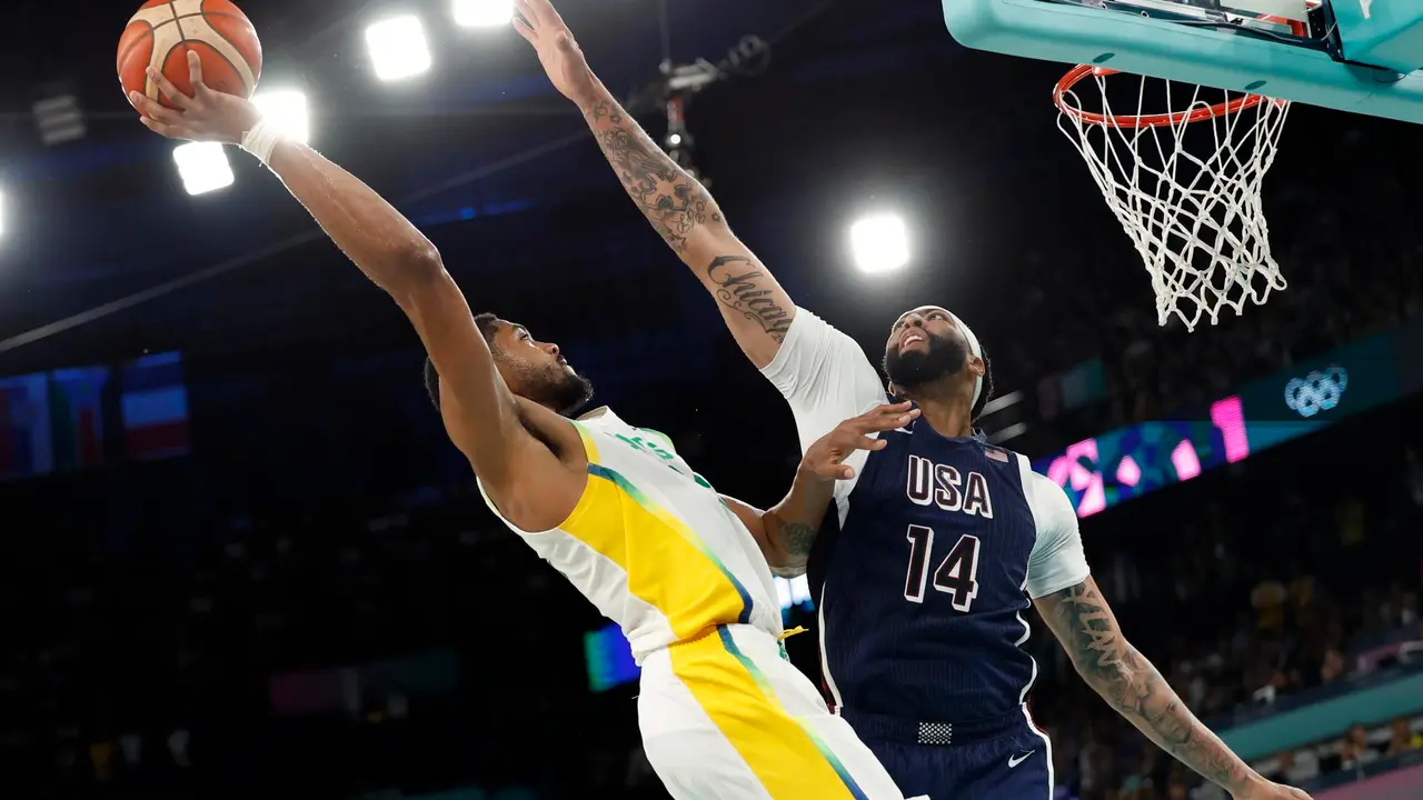 El brasile&ntilde;o Bruno Caboclo (I) y el estadounidense Anthony Davis en el South Paris Arena en Paris, Francia. EFE/EPA/CAROLINE BREHMAN