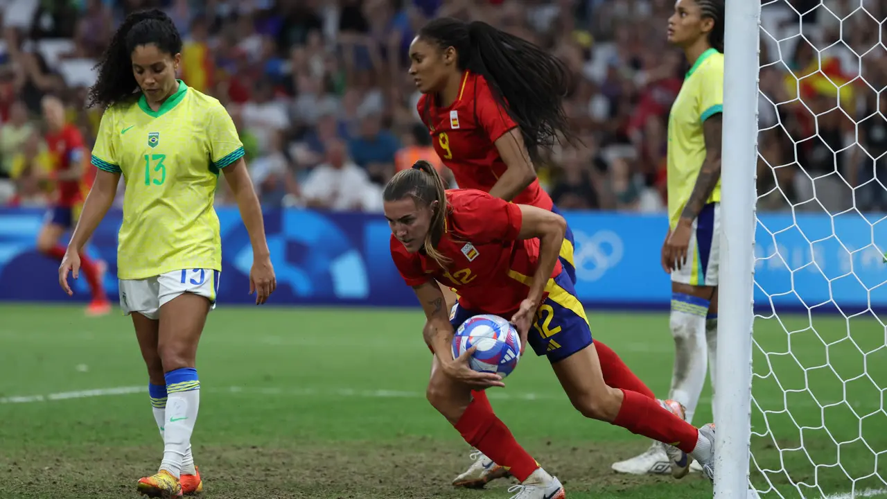 La jugadora de Espa&ntilde;a Patri Guijarro con el bal&oacute;n ante Yasmin, de Brasil durante la semifinal femenina de F&uacute;tbol, entre Brasil y Espa&ntilde;a en el marco de los Juegos Ol&iacute;mpicos Par&iacute;s 2024, este martes, en Marsella, Francia. EFE/Kiko Huesca