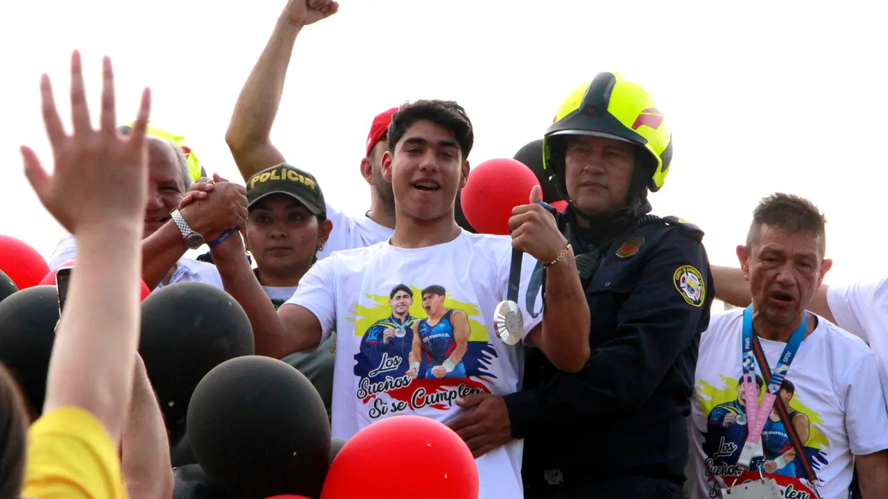 El gimnasta colombiano &Aacute;ngel Barajas (c) fue registrado este martes, 6 de agosto, durante su recibimiento, luego de que ganara la medalla de plata en barra fija de los Juegos Ol&iacute;mpicos de Par&iacute;s, en C&uacute;cuta (Norte de Santander). EFE/Mario Caicedo
