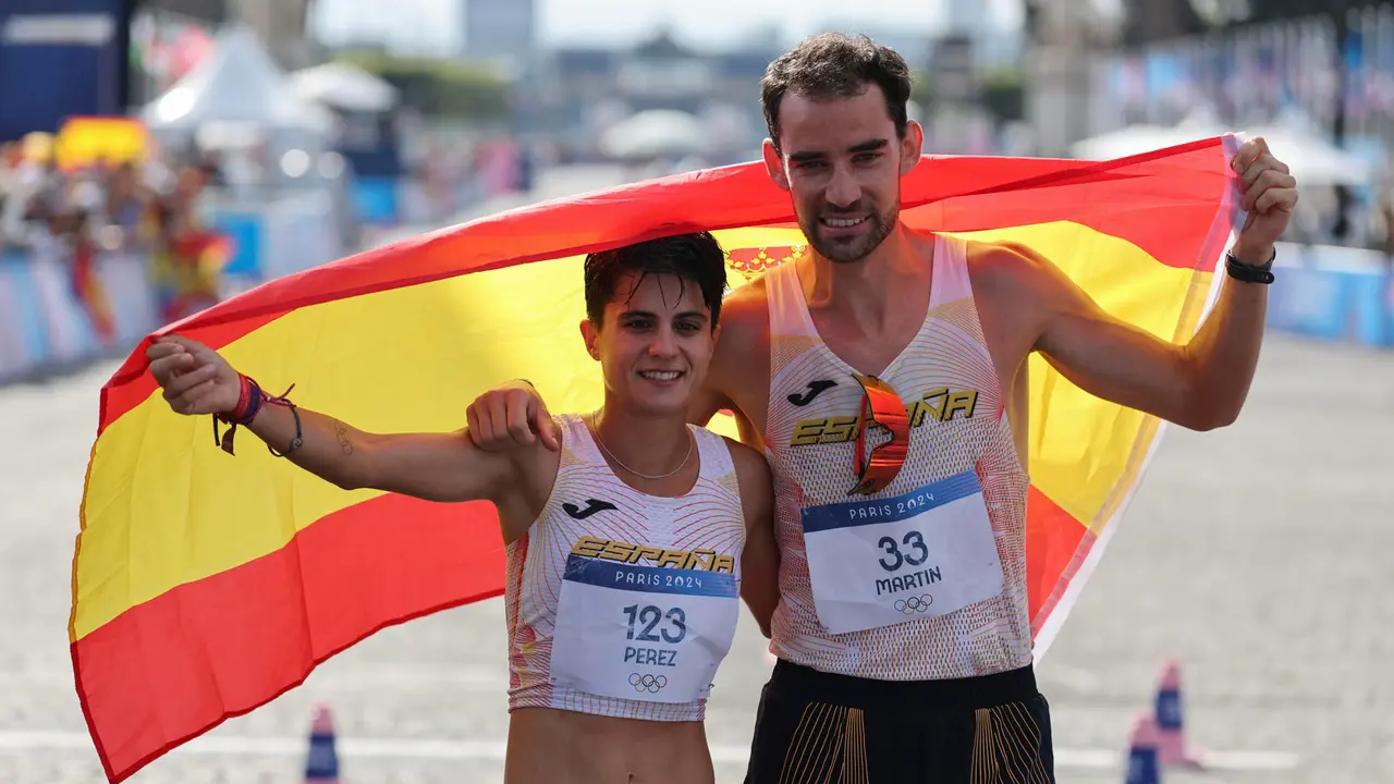 La atleta espa&ntilde;ola Mar&iacute;a P&eacute;rez posa junto a &Aacute;lvaro Mart&iacute;n tras ganar el oro en marat&oacute;n mixto de marcha de los Juegos Ol&iacute;mpicos de Par&iacute;s 2024, este mi&eacute;rcoles, en la capital francesa. EFE/ Miguel Guti&eacute;rrez