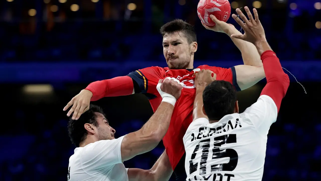 El jugador espa&ntilde;ol Alex Dujshebaev (C) lanza durante el partido de cuartos ante Egipto. EFE/EPA/ALEX PLAVEVSKI