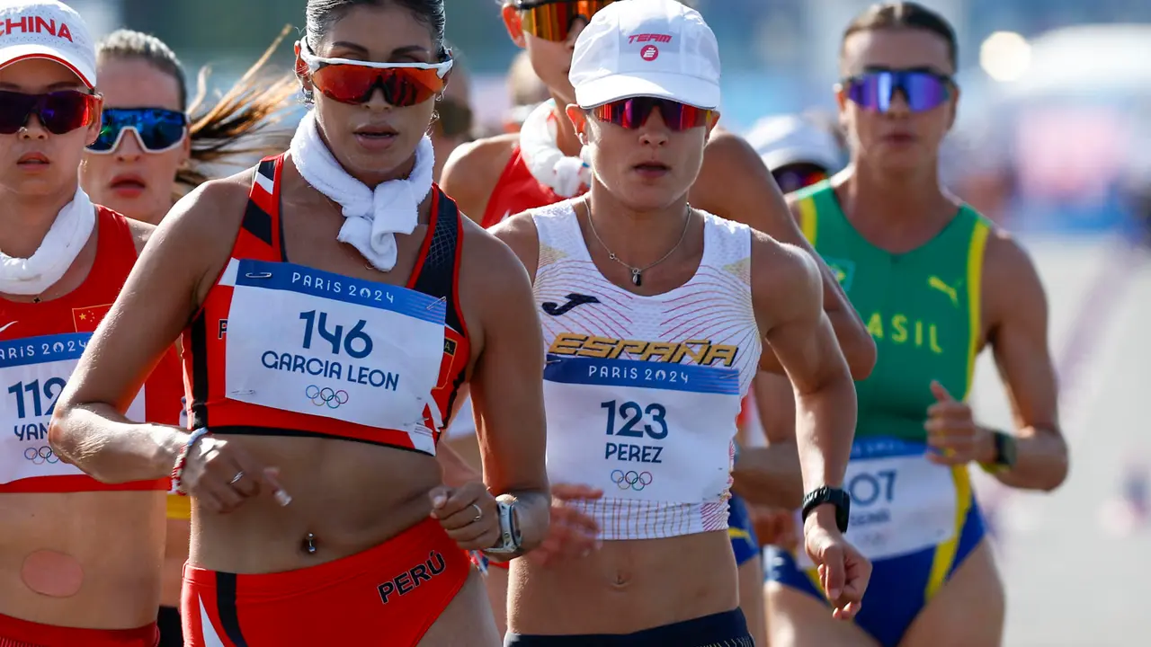 La espa&ntilde;ola Mar&iacute;a P&eacute;rez (2d) y la peruana Kimberly Garc&iacute;a Le&oacute;n (2i) compiten en la prueba de los 20km marcha femeninos re relevo mixto. EFE/ Miguel To&ntilde;a