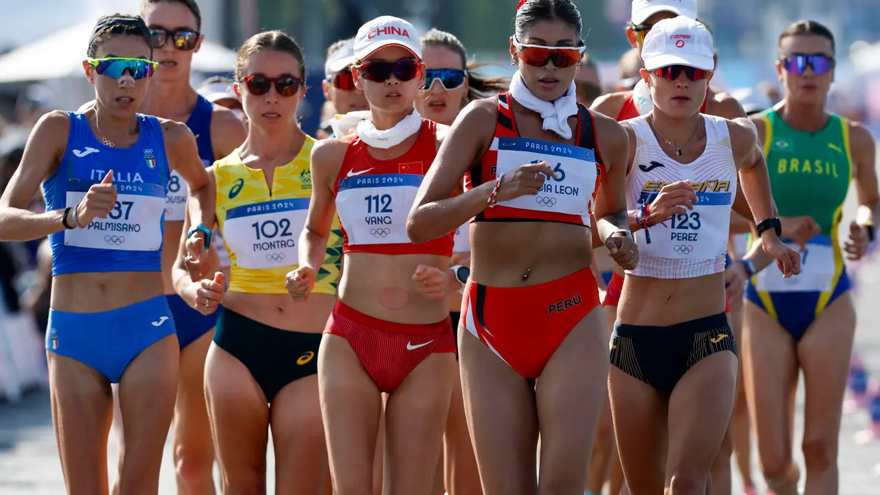 La peruana Kimberly Garc&iacute;a Le&oacute;n (3d) compite en la prueba de los 20km marcha femeninos de relevos mixto. EFE/ Miguel To&ntilde;a