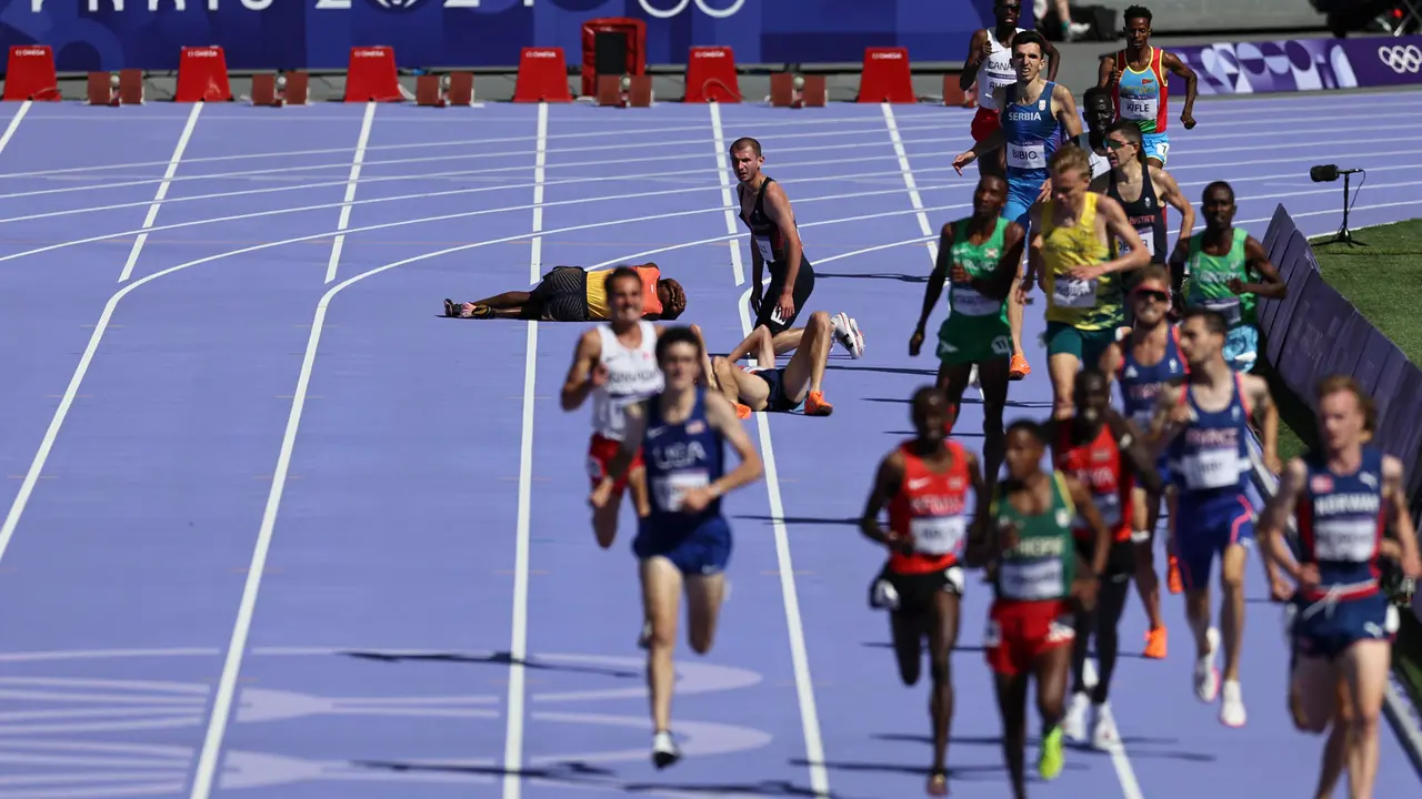 El espa&ntilde;ol Thierry Ndikumwenayo (i, en el suelo) cae al suelo en su serie de los 5000m. EFE/ Sashenka Gutierrez