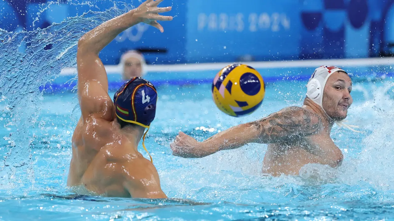 El espa&ntilde;ol Bernat Sanahuja (i) durante el partido de waterpolo de cuartos de final ante Croacia. EFE/Juanjo Martin