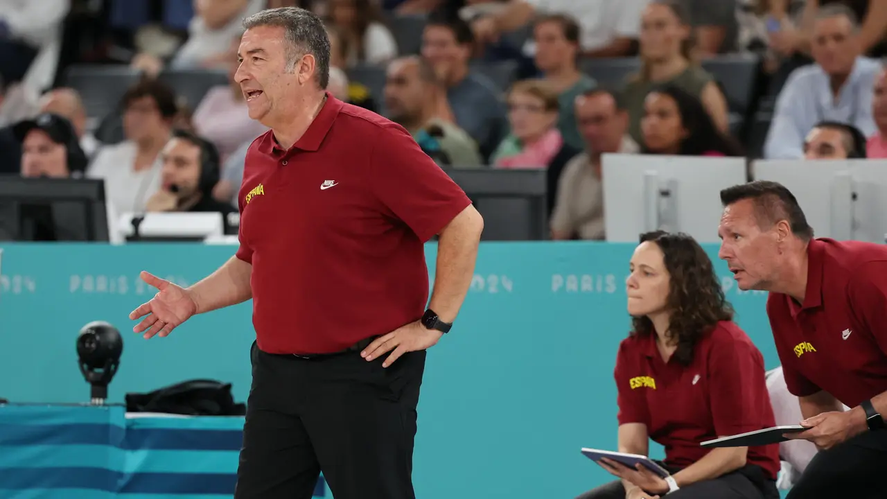 El entrenador de la selecci&oacute;n espa&ntilde;ola de baloncesto femenino Miguel M&eacute;ndez (i) da instrucciones a sus jugadoras durante el partido de cuartos de final de baloncesto femenino de los Juegos Ol&iacute;mpicos de Par&iacute;s 2024 que Espa&ntilde;a disputa contra B&eacute;lgica en el Bercy Arena de la capital francesa. EFE/ Miguel Guti&eacute;rrez