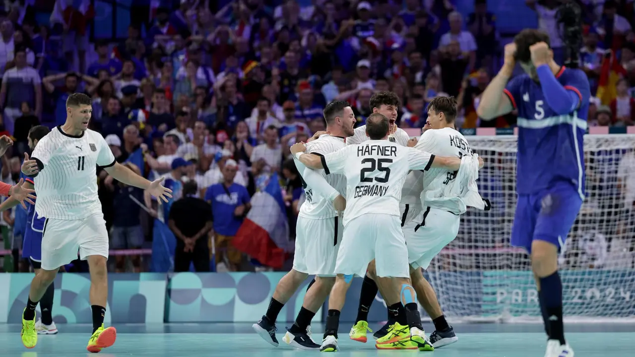 Los alemanes celebran el pase a semifinales a costa de Francia en el duelo disputado en Villeneuve-d'Ascq, Francia. EFE/EPA/ALEX PLAVEVSKI