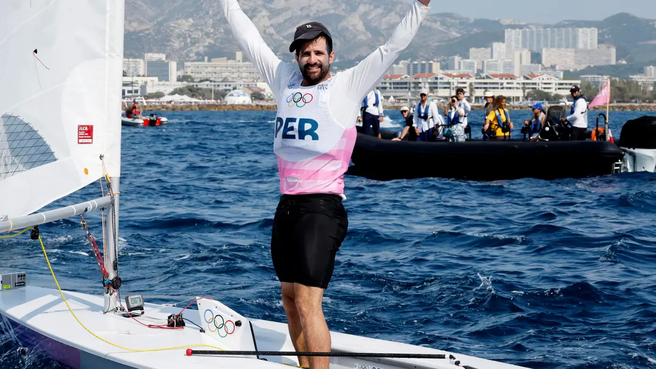 El pruenao Stefano Peschiera celebrate el bronce en La clase ILCA 7 (antigua L&aacute;ser Standard) en aguas de Marsella, Francia. EFE/EPA/SEBASTIEN NOGIER