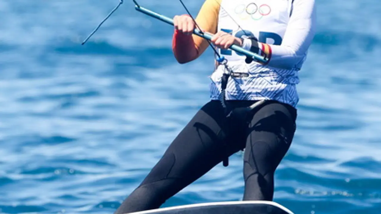 Gisela Pulido ha dicho adi&oacute;s a Par&iacute;s 2024 en F&oacute;rmula Kite (tabla con cometa y foil).EFE/EPA/OLIVIER HOSLET