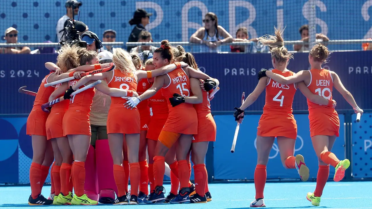 La jugadoras de Pa&iacute;ses Bajos celebran el pase a una nueva final ol&iacute;mpica tras ganar a Argentina en el Yves-du-Manoir Stadium en Colombes,Francia. EFE/EPA/CHRISTOPHE PETIT TESSON