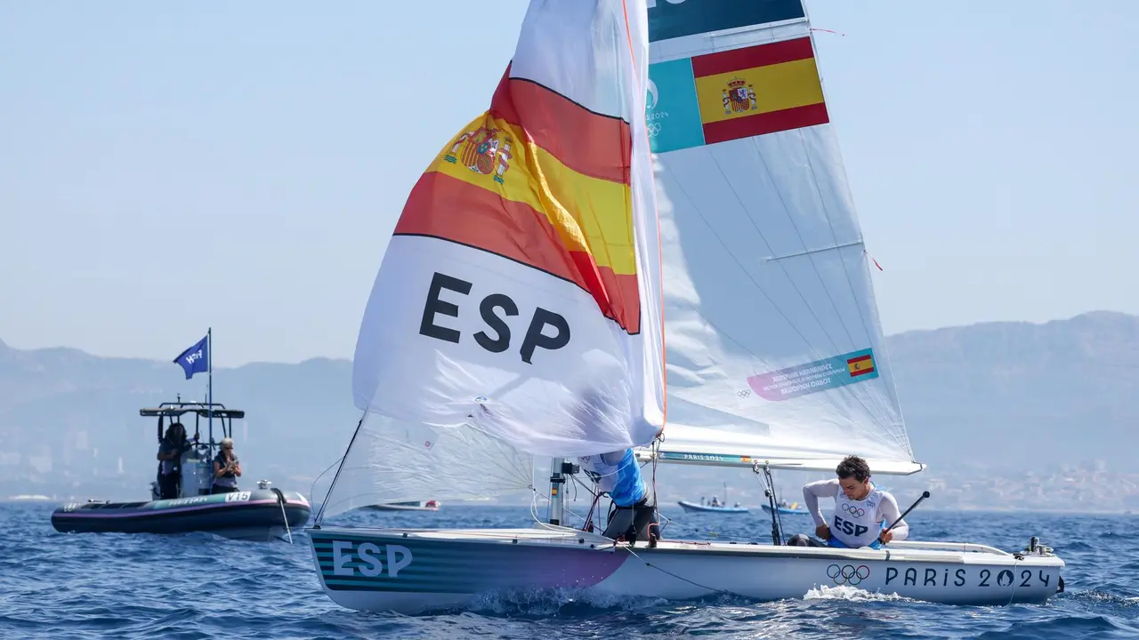 Los espa&ntilde;oles Nora Brugman y Jordi Xammar Hernandez capitanean su 470 en aguas de Marsella, Francia. EFE/EPA/OLIVIER HOSLET