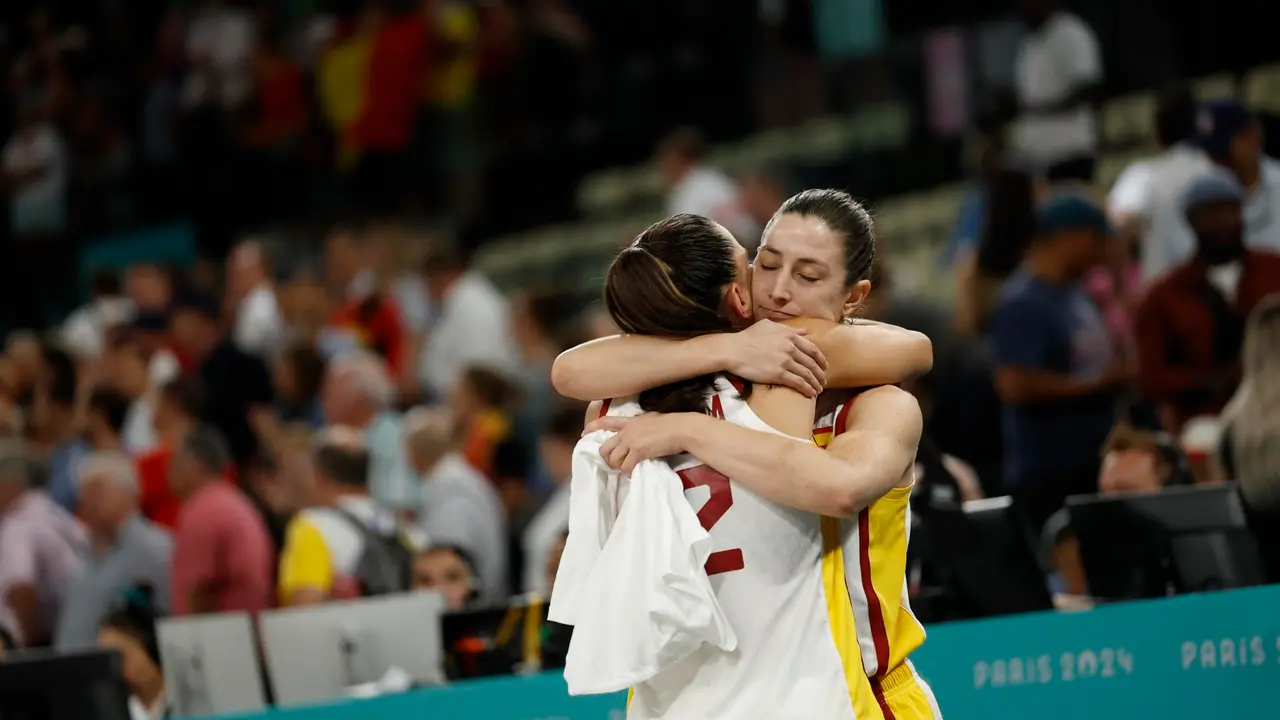Leonor Rodriguez y Maite Cazorla durante el partido de cuartos de final de baloncesto femenino de los Juegos Ol&iacute;mpicos de Par&iacute;s 2024 que Espa&ntilde;a disputa contra B&eacute;lgica este mi&eacute;rcoles en el Bercy Arena de la capital francesa. EFE/EPA/CAROLINE BREHMAN