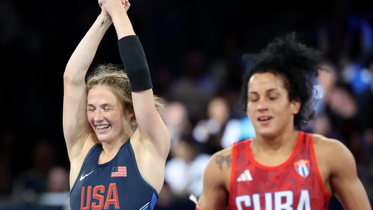 La estadounidense Sarah Ann Hildebrandt celebra su victoria ante la cubana Yusneylis Guzman Lopez en Paris, Francia. EFE/EPA/YAHYA ARHAB