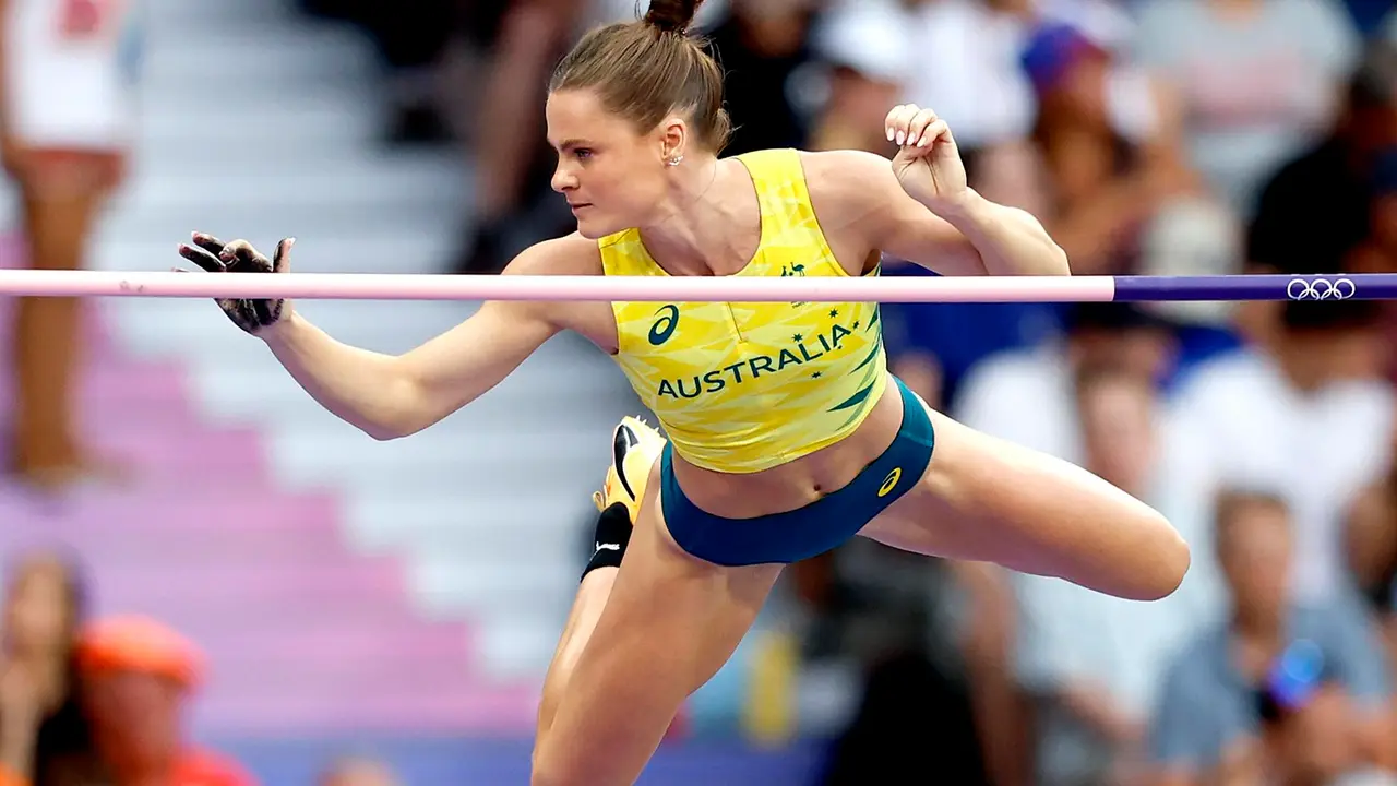 La australiana Nina Kennedy realiza su salto de p&eacute;rtiga de los Juegos de Par&iacute;s EFE/EPA/FRANCK ROBICHON