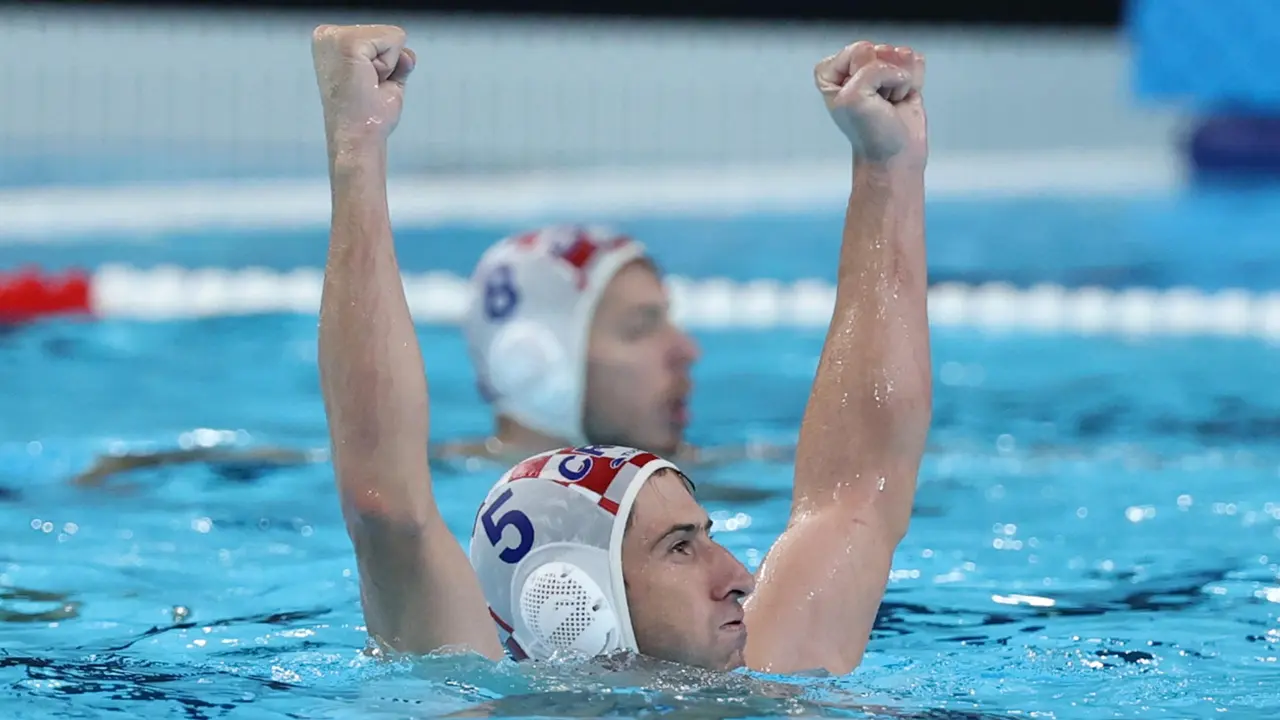El jugador croata Maro Jokovic celebra la victoria ante Espa&ntilde;a tras el partido de waterpolo de cuartos de final entre Croacia y Espa&ntilde;a celebrado en el marco de los Juegos Ol&iacute;mpicos Par&iacute;s 2024 en Nanterre, Francia. EFE/Juanjo Martin