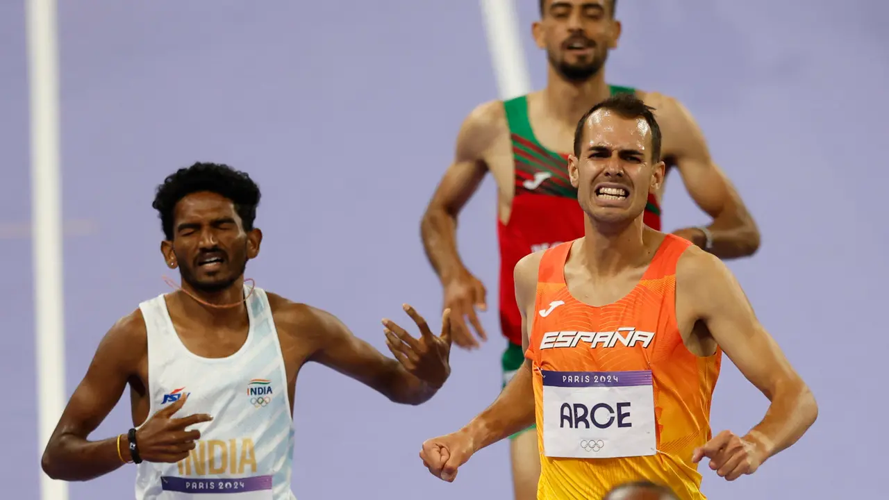 El burgal&eacute;s Dani Arce en la prueba de los 3000 obst&aacute;culos en el Estade de France en Paris, Francia. EFE/ Julio Munoz