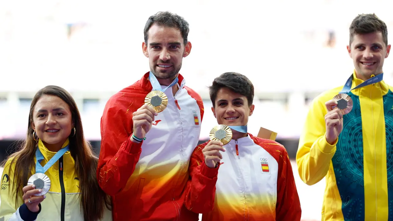 Los espa&ntilde;oles Alvaro Martin (i) y Maria Perez posan en el podio con la medalla de oro conseguida en el marat&oacute;n relevo mixto de marcha, este mi&eacute;rcoles en el estadio Stade de France en Saint Denis, Francia.  EFE/EPA/FRANCK ROBICHON