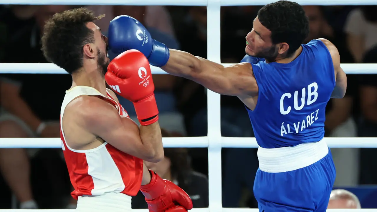 El boxeador franc&eacute;s Sofiane Oumiha (rojo) combate con el cubano Erislandy &Aacute;lvarez durante la final masculina de Boxeo 63.5kg de los Juegos Ol&iacute;mpicos de Par&iacute;s 2024 este mi&eacute;rcoles, en el Estadio Roland-Garros de la capital gala. EFE/ Kiko Huesca
