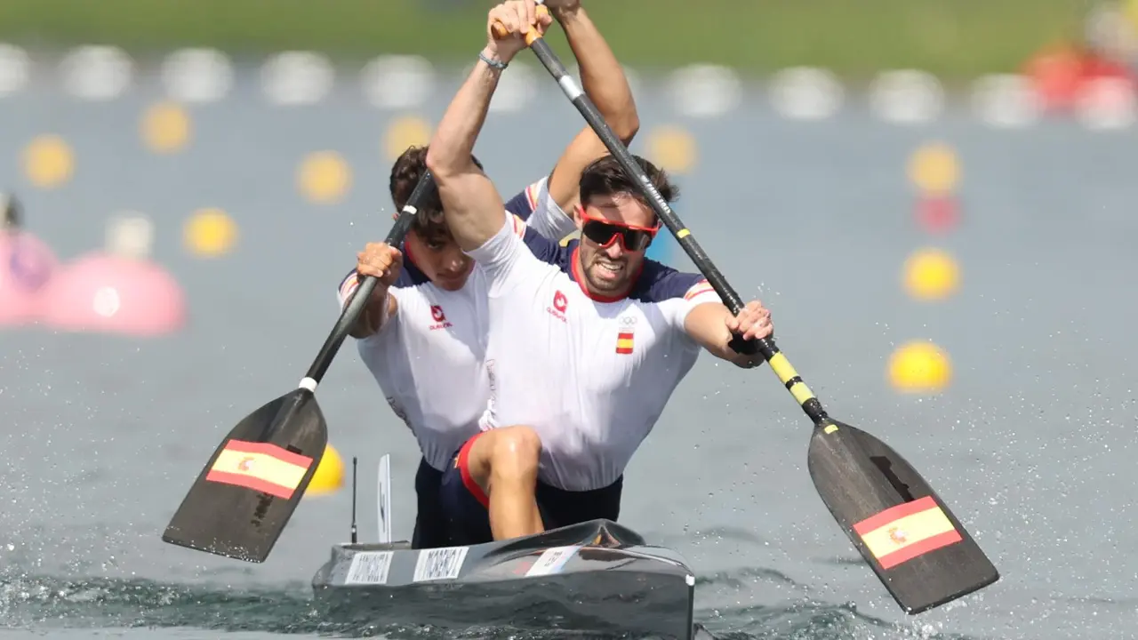 Joan Antoni Moreno y Diego Dom&iacute;nguez se han clasificado para la final de C2 500 de pirag&uuml;ismo. EFE/EPA/ALI HAIDER