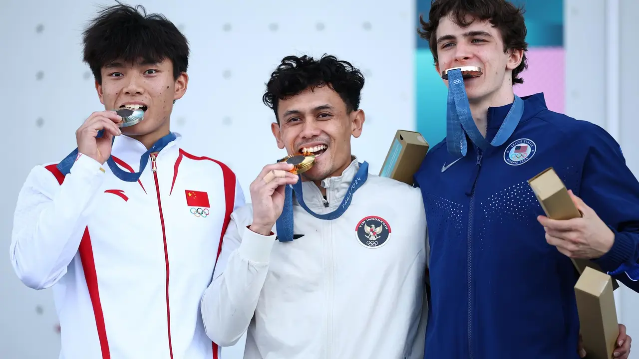 El indonesio Veddriq Leonardo, (c), oro ol&iacute;mpico en escalada en la modalidad de velocidad, tras imponerse en la final al chino Peng Wu, (iz), y al estadounidense Sam Watson EFE/EPA/CHRISTOPHE PETIT TESSON