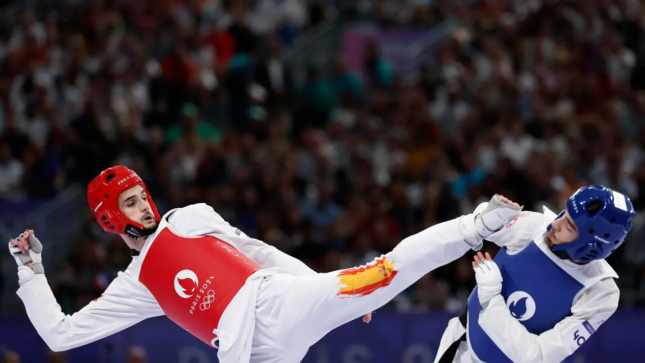 El espa&ntilde;ol Javier P&eacute;rez Polo en su combate ante el franc&eacute;s Souleyman Alaphilippe. EFE/EPA/CAROLINE BREHMAN