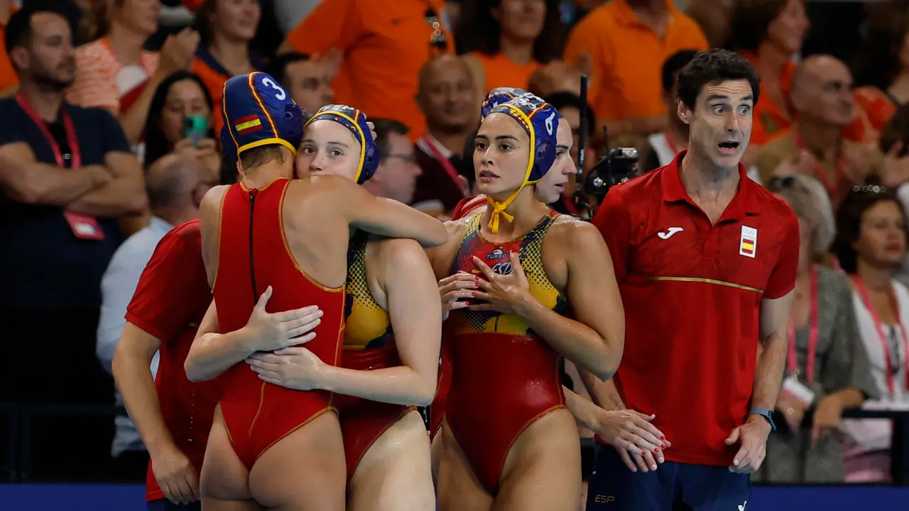 Las jugadoras espa&ntilde;olas de waterpolo celebran el pase a la final tras vencer a Pa&iacute;ses Bajos. EFE/ Juanjo Mart&iacute;n