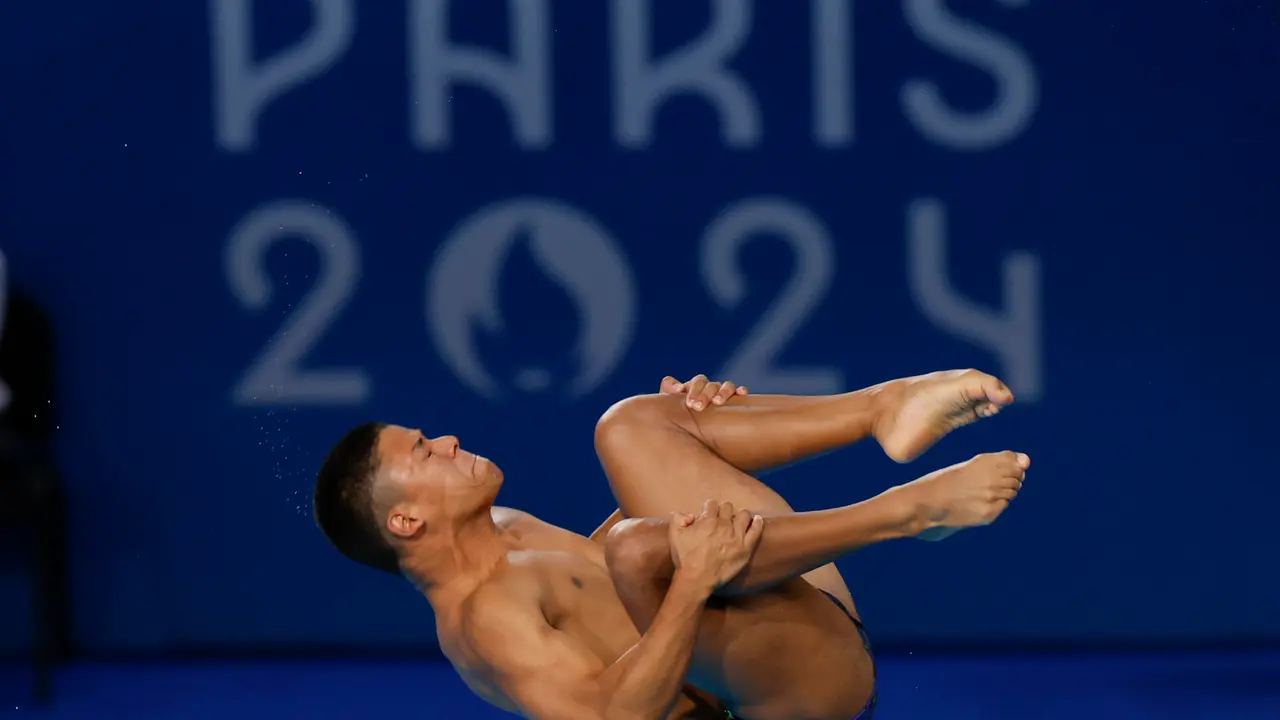 El colombiano Luis Felipe Uribe compite en la final de Salto de trampol&iacute;n 3m masculino. EFE/ Julio Mu&ntilde;oz
